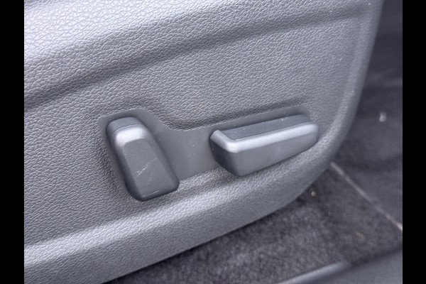 Hyundai Kona EV 64kWh 204pk SOH 100% Premium Leer Warmtepomp Head-Up Display Apple Carplay Android Navi Camera Elektr.Stoelen+Leer+Verwarmd+G Pdc Subwoofer Bluetooth Dodehoek detector Privacy Glas Rijstrooksensor 1e Eigenaar Origineel Nederlandse Auto  € 48.210 nieuw!