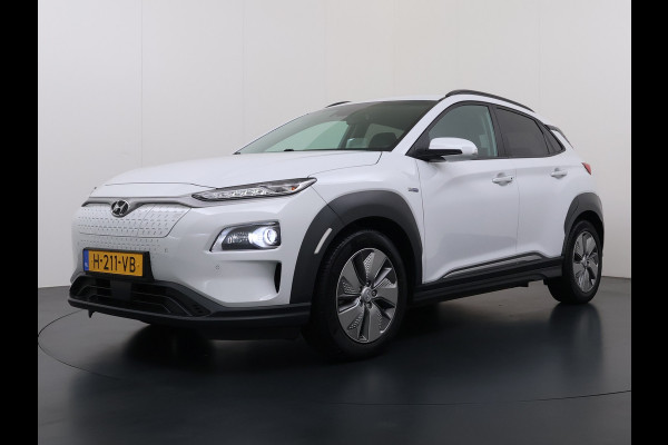 Hyundai Kona EV 64kWh 204pk SOH 100% Premium Leer Warmtepomp Head-Up Display Apple Carplay Android Navi Camera Elektr.Stoelen+Leer+Verwarmd+G Pdc Subwoofer Bluetooth Dodehoek detector Privacy Glas Rijstrooksensor 1e Eigenaar Origineel Nederlandse Auto  € 48.210 nieuw!