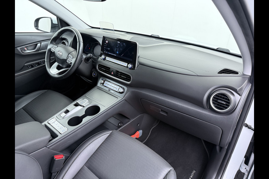 Hyundai Kona EV 64kWh 204pk SOH 100% Premium Leer Warmtepomp Head-Up Display Apple Carplay Android Navi Camera Elektr.Stoelen+Leer+Verwarmd+G Pdc Subwoofer Bluetooth Dodehoek detector Privacy Glas Rijstrooksensor 1e Eigenaar Origineel Nederlandse Auto  € 48.210 nieuw!