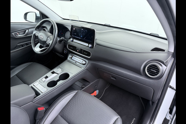 Hyundai Kona EV 64kWh 204pk SOH 100% Premium Leer Warmtepomp Head-Up Display Apple Carplay Android Navi Camera Elektr.Stoelen+Leer+Verwarmd+G Pdc Subwoofer Bluetooth Dodehoek detector Privacy Glas Rijstrooksensor 1e Eigenaar Origineel Nederlandse Auto  € 48.210 nieuw!