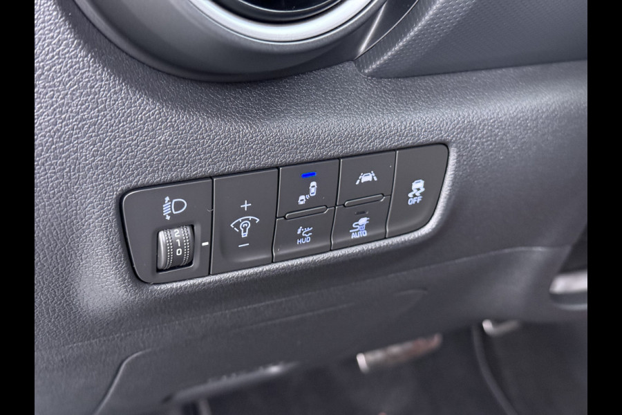 Hyundai Kona EV 64kWh 204pk SOH 100% Premium Leer Warmtepomp Head-Up Display Apple Carplay Android Navi Camera Elektr.Stoelen+Leer+Verwarmd+G Pdc Subwoofer Bluetooth Dodehoek detector Privacy Glas Rijstrooksensor 1e Eigenaar Origineel Nederlandse Auto  € 48.210 nieuw!