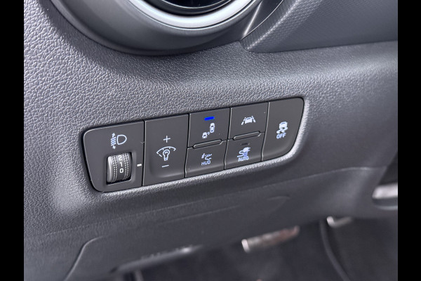 Hyundai Kona EV 64kWh 204pk SOH 100% Premium Leer Warmtepomp Head-Up Display Apple Carplay Android Navi Camera Elektr.Stoelen+Leer+Verwarmd+G Pdc Subwoofer Bluetooth Dodehoek detector Privacy Glas Rijstrooksensor 1e Eigenaar Origineel Nederlandse Auto  € 48.210 nieuw!