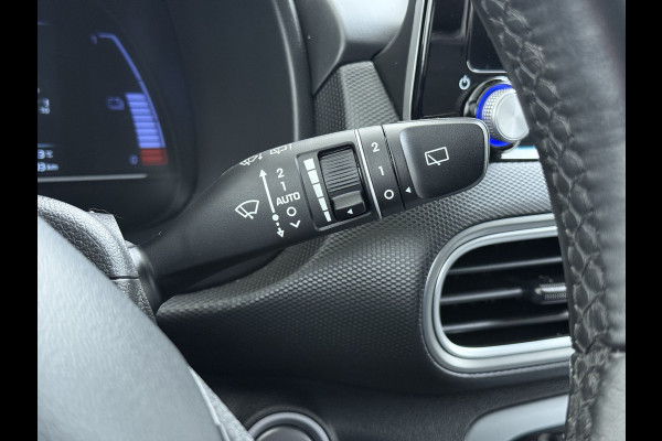 Hyundai Kona EV 64kWh 204pk SOH 100% Premium Leer Warmtepomp Head-Up Display Apple Carplay Android Navi Camera Elektr.Stoelen+Leer+Verwarmd+G Pdc Subwoofer Bluetooth Dodehoek detector Privacy Glas Rijstrooksensor 1e Eigenaar Origineel Nederlandse Auto  € 48.210 nieuw!