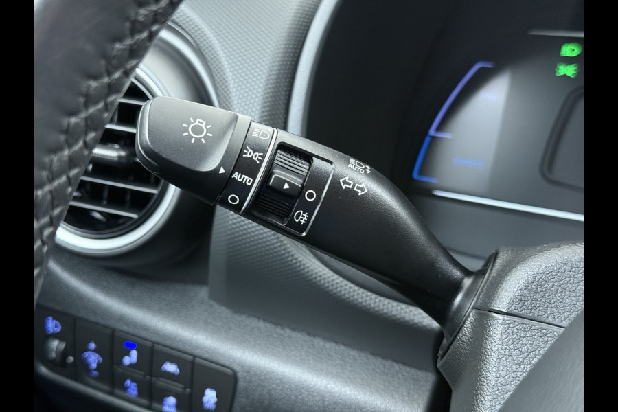 Hyundai Kona EV 64kWh 204pk SOH 100% Premium Leer Warmtepomp Head-Up Display Apple Carplay Android Navi Camera Elektr.Stoelen+Leer+Verwarmd+G Pdc Subwoofer Bluetooth Dodehoek detector Privacy Glas Rijstrooksensor 1e Eigenaar Origineel Nederlandse Auto  € 48.210 nieuw!