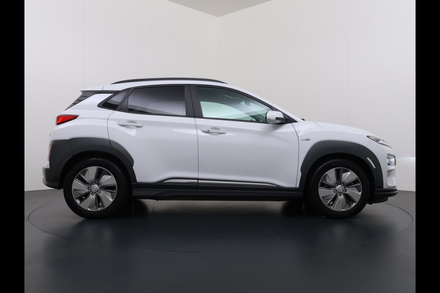 Hyundai Kona EV 64kWh 204pk SOH 100% Premium Leer Warmtepomp Head-Up Display Apple Carplay Android Navi Camera Elektr.Stoelen+Leer+Verwarmd+G Pdc Subwoofer Bluetooth Dodehoek detector Privacy Glas Rijstrooksensor 1e Eigenaar Origineel Nederlandse Auto  € 48.210 nieuw!