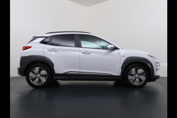 Hyundai Kona EV 64kWh 204pk SOH 100% Premium Leer Warmtepomp Head-Up Display Apple Carplay Android Navi Camera Elektr.Stoelen+Leer+Verwarmd+G Pdc Subwoofer Bluetooth Dodehoek detector Privacy Glas Rijstrooksensor 1e Eigenaar Origineel Nederlandse Auto  € 48.210 nieuw!