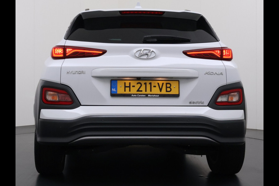 Hyundai Kona EV 64kWh 204pk SOH 100% Premium Leer Warmtepomp Head-Up Display Apple Carplay Android Navi Camera Elektr.Stoelen+Leer+Verwarmd+G Pdc Subwoofer Bluetooth Dodehoek detector Privacy Glas Rijstrooksensor 1e Eigenaar Origineel Nederlandse Auto  € 48.210 nieuw!