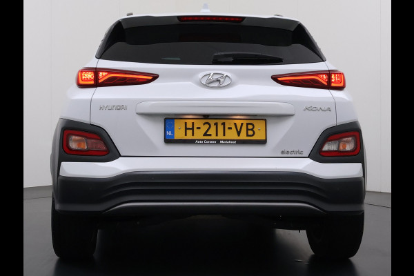 Hyundai Kona EV 64kWh 204pk SOH 100% Premium Leer Warmtepomp Head-Up Display Apple Carplay Android Navi Camera Elektr.Stoelen+Leer+Verwarmd+G Pdc Subwoofer Bluetooth Dodehoek detector Privacy Glas Rijstrooksensor 1e Eigenaar Origineel Nederlandse Auto  € 48.210 nieuw!