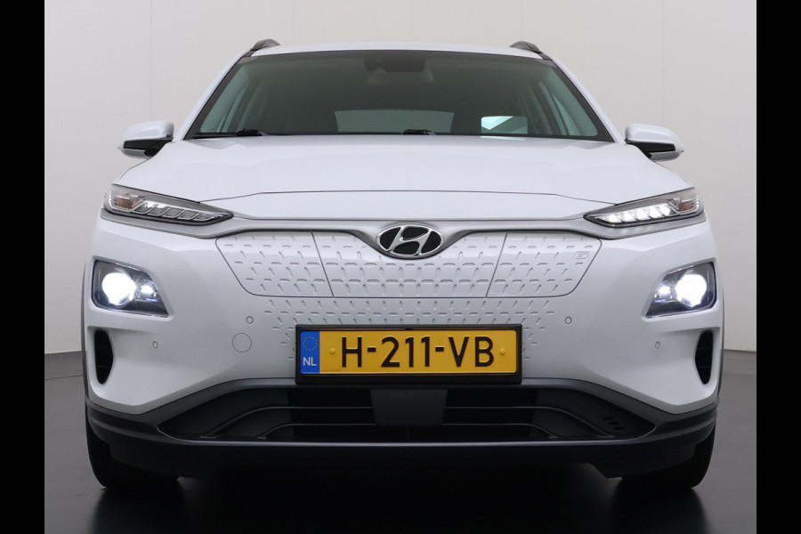 Hyundai Kona EV 64kWh 204pk SOH 100% Premium Leer Warmtepomp Head-Up Display Apple Carplay Android Navi Camera Elektr.Stoelen+Leer+Verwarmd+G Pdc Subwoofer Bluetooth Dodehoek detector Privacy Glas Rijstrooksensor 1e Eigenaar Origineel Nederlandse Auto  € 48.210 nieuw!