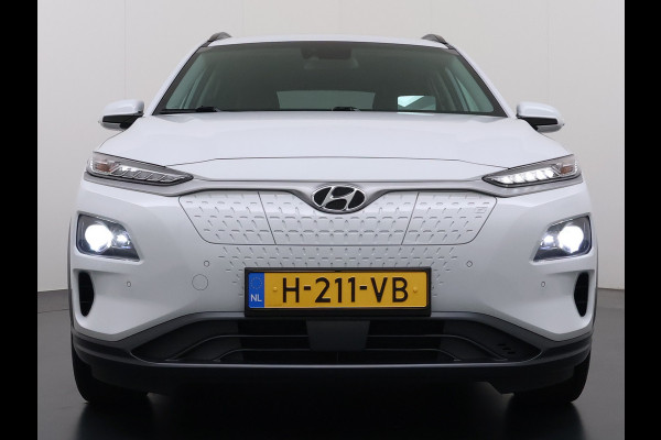 Hyundai Kona EV 64kWh 204pk SOH 100% Premium Leer Warmtepomp Head-Up Display Apple Carplay Android Navi Camera Elektr.Stoelen+Leer+Verwarmd+G Pdc Subwoofer Bluetooth Dodehoek detector Privacy Glas Rijstrooksensor 1e Eigenaar Origineel Nederlandse Auto  € 48.210 nieuw!