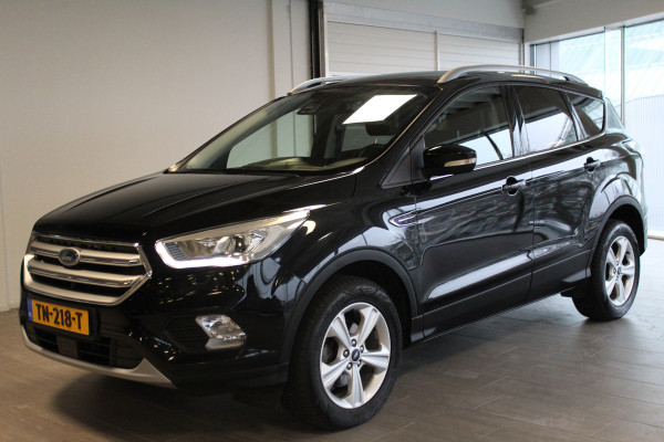 Ford Kuga 1.5-150pk EcoBoost Titanium. Nette Ford Kuga met een trekgewicht van maar liefst 2.000kg ! Autm. airco, stoel-, stuur- en voorraamverw., camera, parkeersensoren achter, navigatie, telefoonvoorb.,  17"LM wielen+all season banden, trekhaak, adapt. cruise cntrl etc.