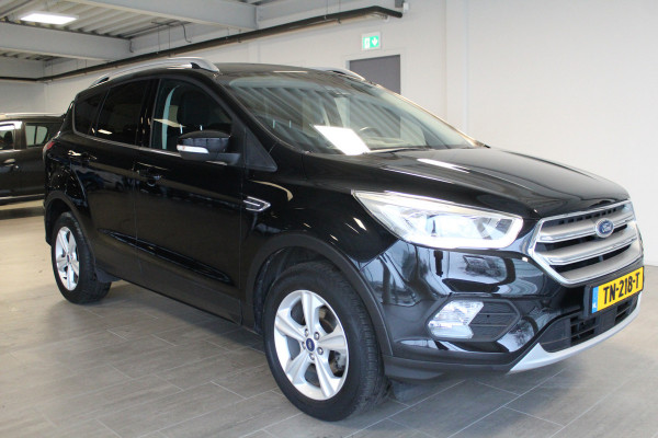 Ford Kuga 1.5-150pk EcoBoost Titanium. Nette Ford Kuga met een trekgewicht van maar liefst 2.000kg ! Autm. airco, stoel-, stuur- en voorraamverw., camera, parkeersensoren achter, navigatie, telefoonvoorb.,  17"LM wielen+all season banden, trekhaak, adapt. cruise cntrl etc.
