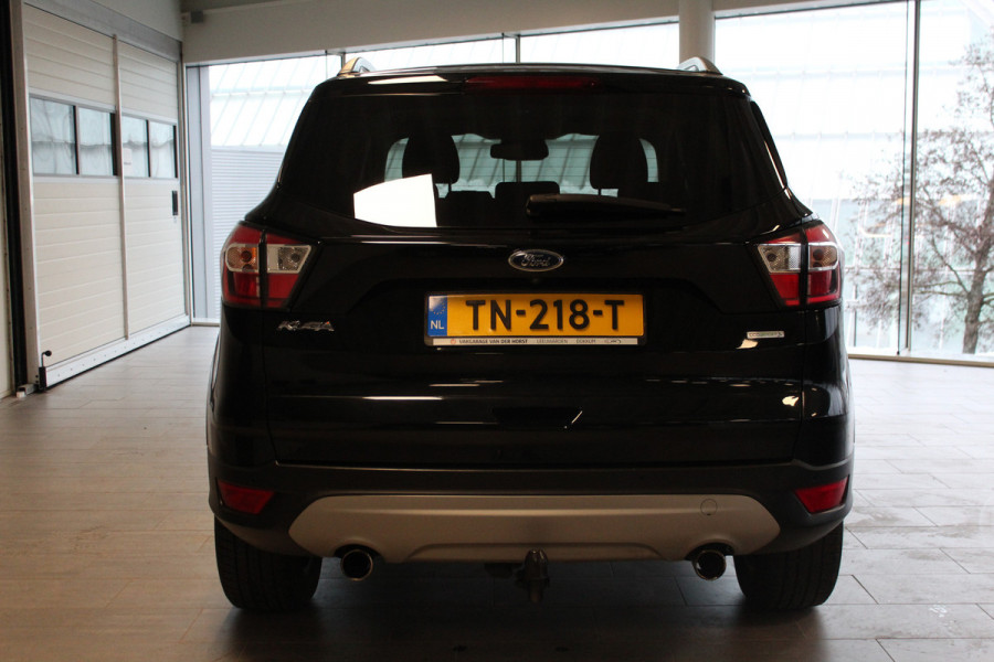 Ford Kuga 1.5-150pk EcoBoost Titanium. Nette Ford Kuga met een trekgewicht van maar liefst 2.000kg ! Autm. airco, stoel-, stuur- en voorraamverw., camera, parkeersensoren achter, navigatie, telefoonvoorb.,  17"LM wielen+all season banden, trekhaak, adapt. cruise cntrl etc.