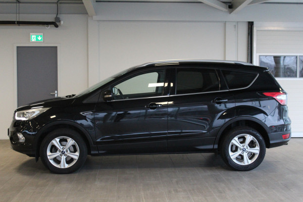 Ford Kuga 1.5-150pk EcoBoost Titanium. Nette Ford Kuga met een trekgewicht van maar liefst 2.000kg ! Autm. airco, stoel-, stuur- en voorraamverw., camera, parkeersensoren achter, navigatie, telefoonvoorb.,  17"LM wielen+all season banden, trekhaak, adapt. cruise cntrl etc.