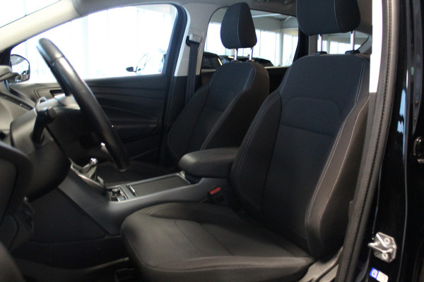 Ford Kuga 1.5-150pk EcoBoost Titanium. Nette Ford Kuga met een trekgewicht van maar liefst 2.000kg ! Autm. airco, stoel-, stuur- en voorraamverw., camera, parkeersensoren achter, navigatie, telefoonvoorb.,  17"LM wielen+all season banden, trekhaak, adapt. cruise cntrl etc.