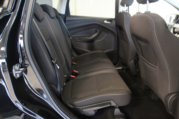 Ford Kuga 1.5-150pk EcoBoost Titanium. Nette Ford Kuga met een trekgewicht van maar liefst 2.000kg ! Autm. airco, stoel-, stuur- en voorraamverw., camera, parkeersensoren achter, navigatie, telefoonvoorb.,  17"LM wielen+all season banden, trekhaak, adapt. cruise cntrl etc.