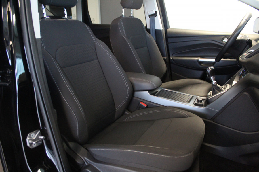 Ford Kuga 1.5-150pk EcoBoost Titanium. Nette Ford Kuga met een trekgewicht van maar liefst 2.000kg ! Autm. airco, stoel-, stuur- en voorraamverw., camera, parkeersensoren achter, navigatie, telefoonvoorb.,  17"LM wielen+all season banden, trekhaak, adapt. cruise cntrl etc.