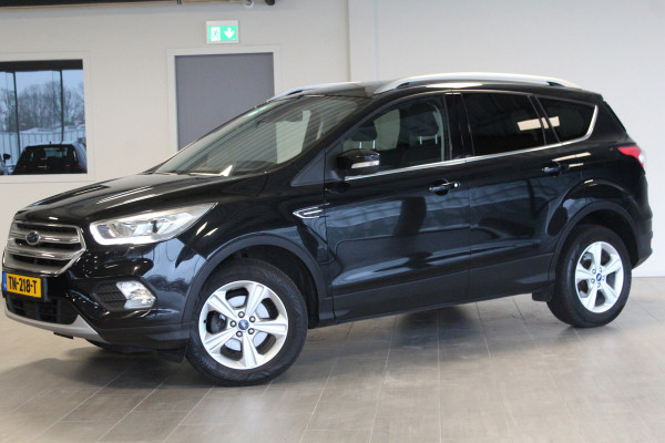 Ford Kuga 1.5-150pk EcoBoost Titanium. Nette Ford Kuga met een trekgewicht van maar liefst 2.000kg ! Autm. airco, stoel-, stuur- en voorraamverw., camera, parkeersensoren achter, navigatie, telefoonvoorb.,  17"LM wielen+all season banden, trekhaak, adapt. cruise cntrl etc.