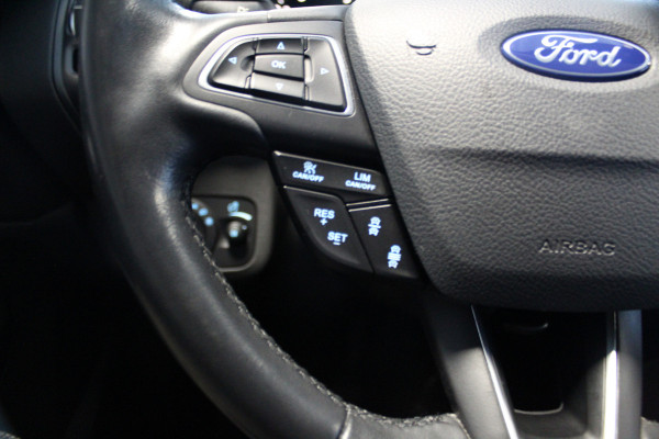 Ford Kuga 1.5-150pk EcoBoost Titanium. Nette Ford Kuga met een trekgewicht van maar liefst 2.000kg ! Autm. airco, stoel-, stuur- en voorraamverw., camera, parkeersensoren achter, navigatie, telefoonvoorb.,  17"LM wielen+all season banden, trekhaak, adapt. cruise cntrl etc.