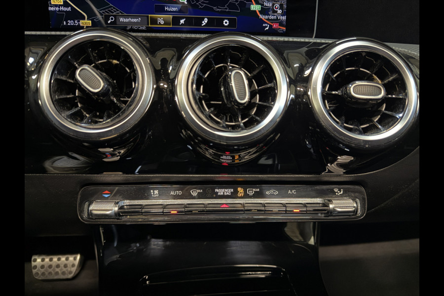 Mercedes-Benz A-Klasse 180 Business Solution AMG | Panoramadak | Camera | Carplay | Stoelverwarming