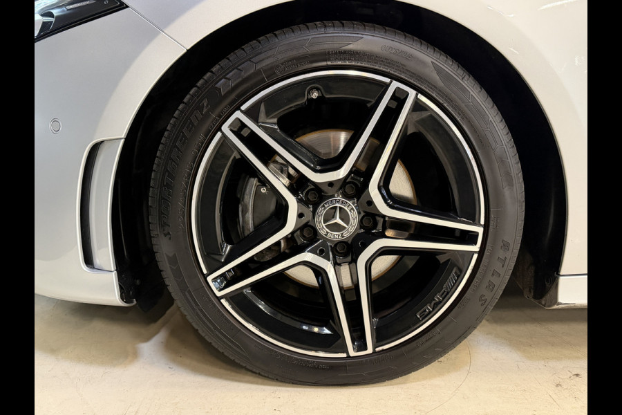 Mercedes-Benz A-Klasse 180 Business Solution AMG | Panoramadak | Camera | Carplay | Stoelverwarming