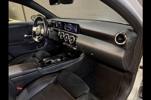 Mercedes-Benz A-Klasse 180 Business Solution AMG | Panoramadak | Camera | Carplay | Stoelverwarming