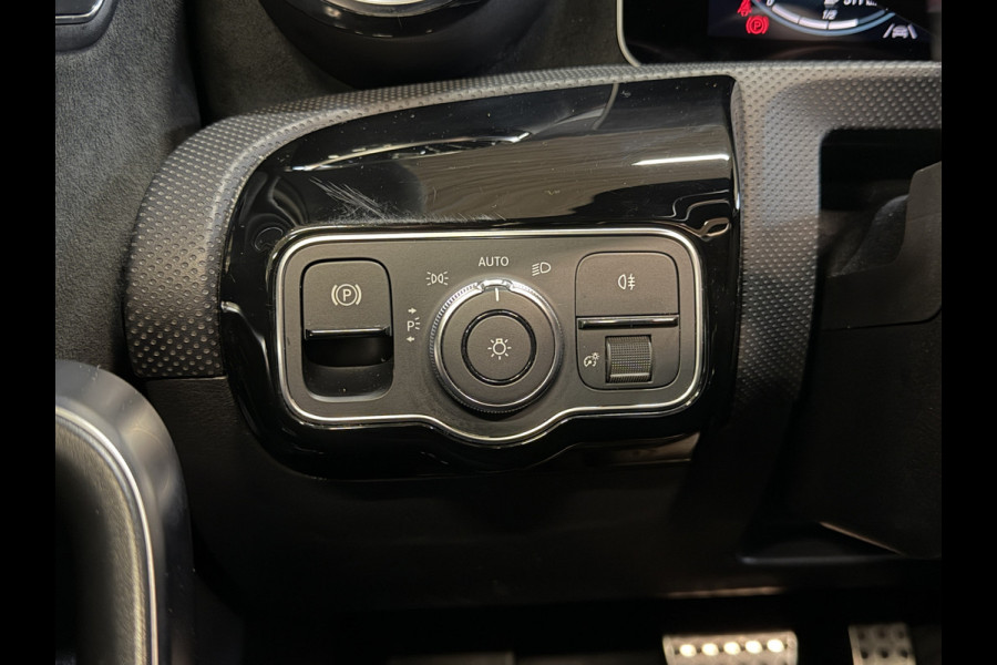 Mercedes-Benz A-Klasse 180 Business Solution AMG | Panoramadak | Camera | Carplay | Stoelverwarming