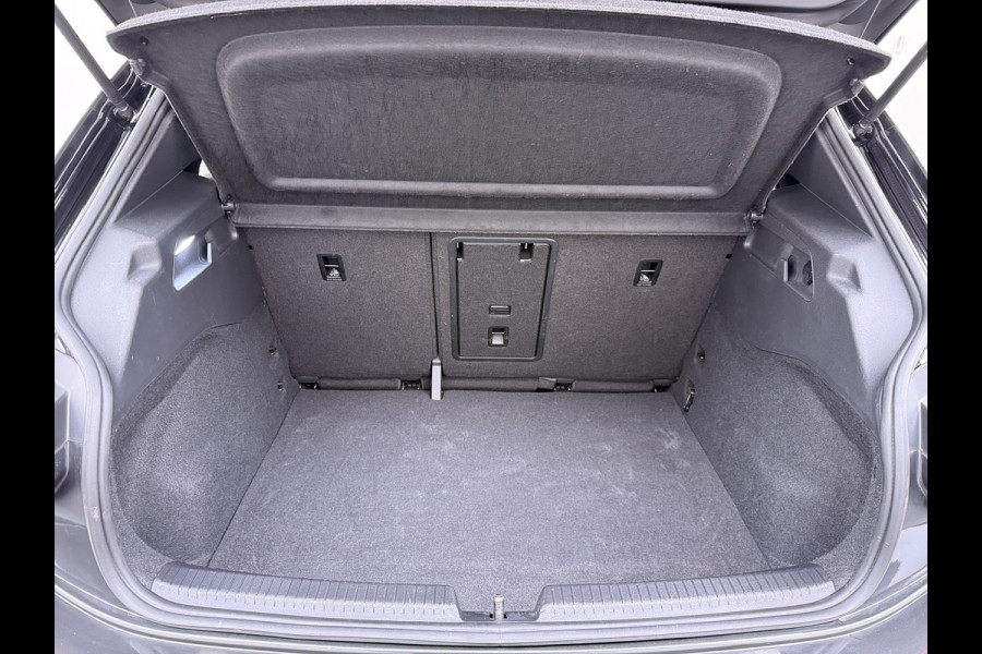 Volkswagen ID.3 First Plus 58kWh 204pk Camera Trekhaak 19"lm Adap.Cruise Matrix-Led Navi-Pro Ecc Apple Carplay Android Auto Pdc SOH 90% Lmv Stoel+Stuurverwarming Wifi  Rijstrooksensor Origineel Nederlandse Auto € 43.675,- nieuw