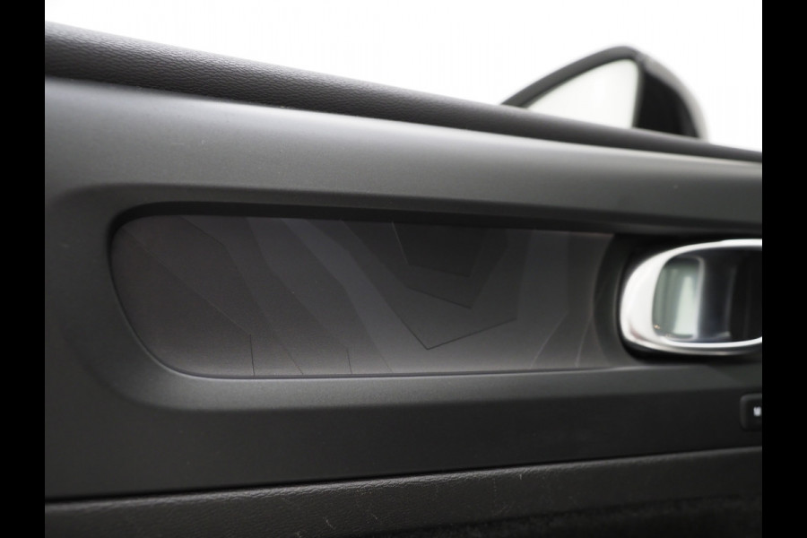 Volvo XC40 1.5 T5 Plug-in hybrid Ultimate Dark | Panoramadak | Harman/Kardon | Pilot Assist | Camera | BLIS | Keyless | Carplay