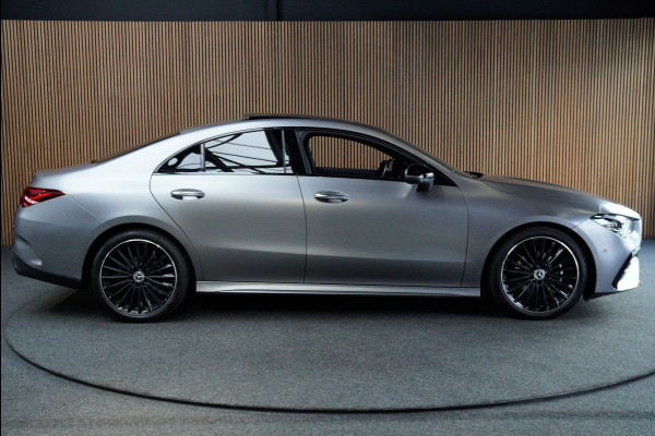 Mercedes-Benz CLA-Klasse 180 AMG Line HUD Panodak Navi Leer Camera Memory Stoelverwarming Stuurverwarming PTS Ambient LM velgen