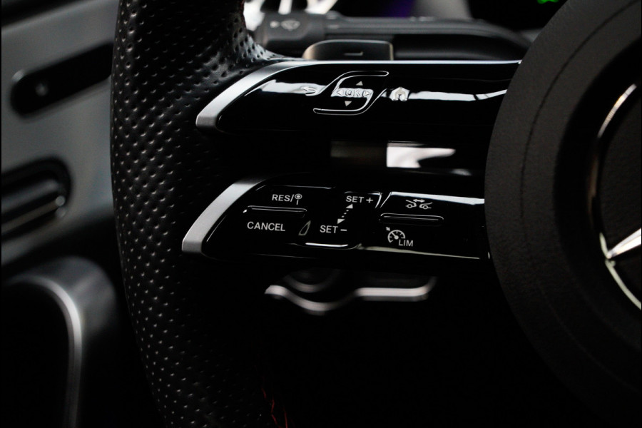 Mercedes-Benz CLA-Klasse 180 AMG Line HUD Panodak Navi Leer Camera Memory Stoelverwarming Stuurverwarming PTS Ambient LM velgen