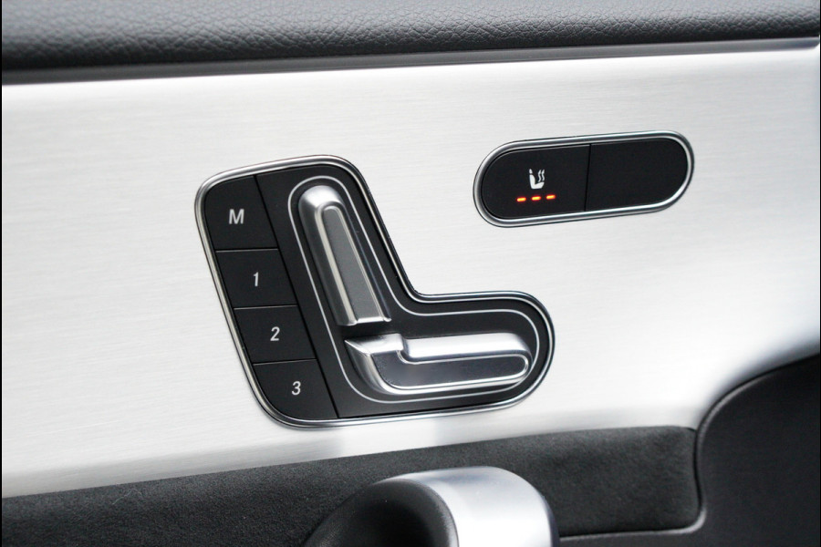 Mercedes-Benz CLA-Klasse 180 AMG Line HUD Panodak Navi Leer Camera Memory Stoelverwarming Stuurverwarming PTS Ambient LM velgen