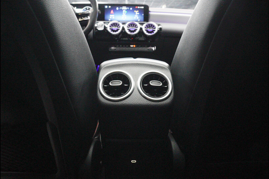 Mercedes-Benz CLA-Klasse 180 AMG Line HUD Panodak Navi Leer Camera Memory Stoelverwarming Stuurverwarming PTS Ambient LM velgen