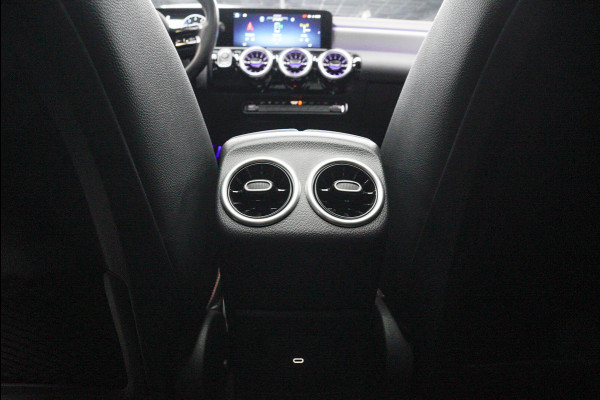 Mercedes-Benz CLA-Klasse 180 AMG Line HUD Panodak Navi Leer Camera Memory Stoelverwarming Stuurverwarming PTS Ambient LM velgen