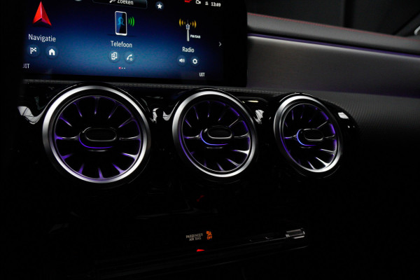 Mercedes-Benz CLA-Klasse 180 AMG Line HUD Panodak Navi Leer Camera Memory Stoelverwarming Stuurverwarming PTS Ambient LM velgen