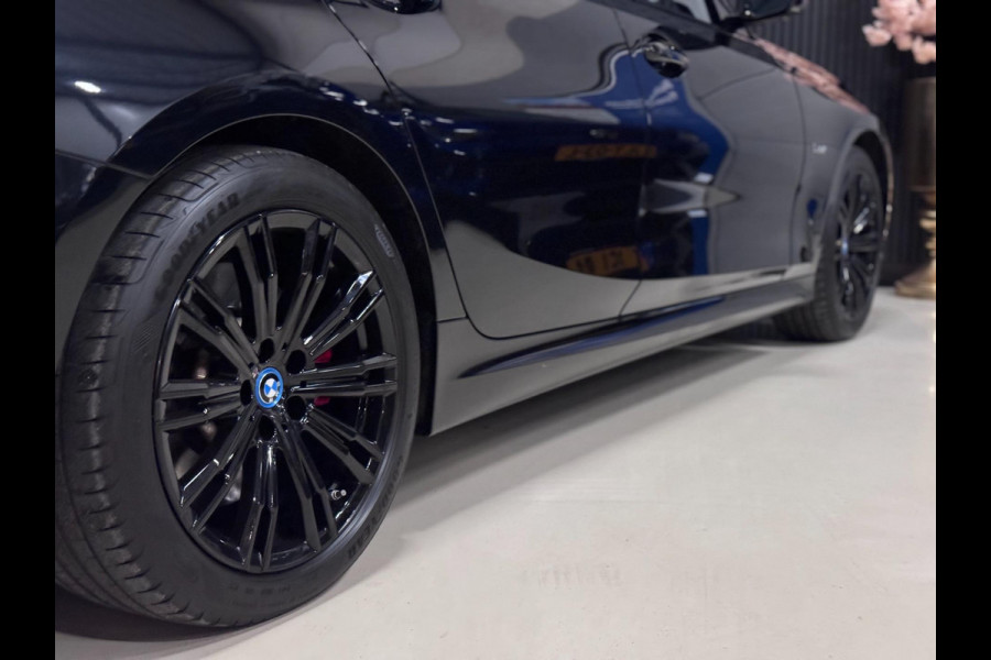 BMW 3 Serie Touring 330e M-SPORT | CARBON | LASERLIGHT | VEEL OPTIES!
