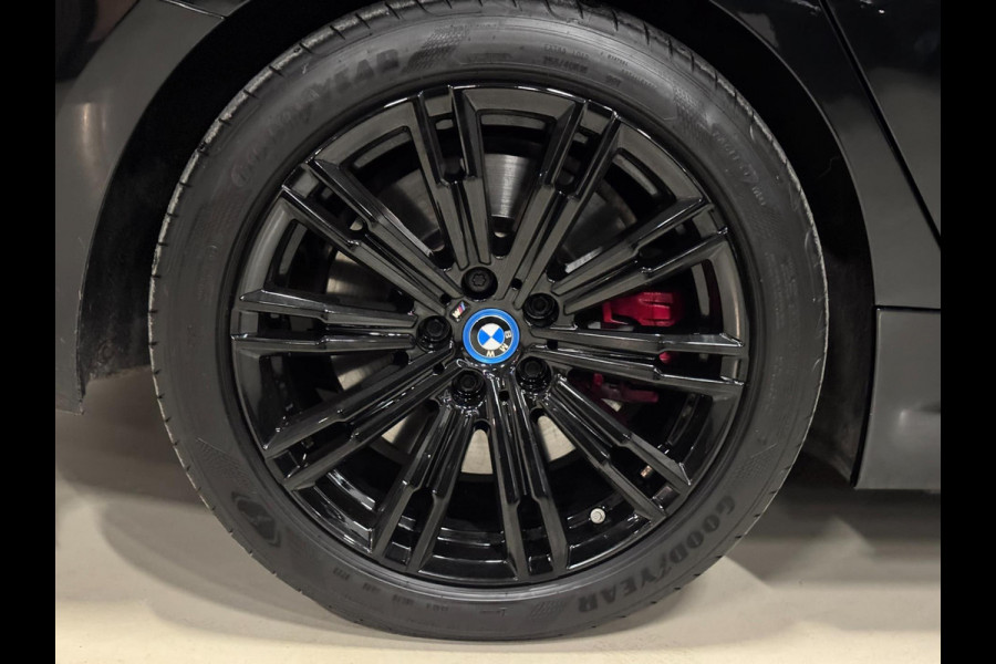 BMW 3 Serie Touring 330e M-SPORT | CARBON | LASERLIGHT | VEEL OPTIES!