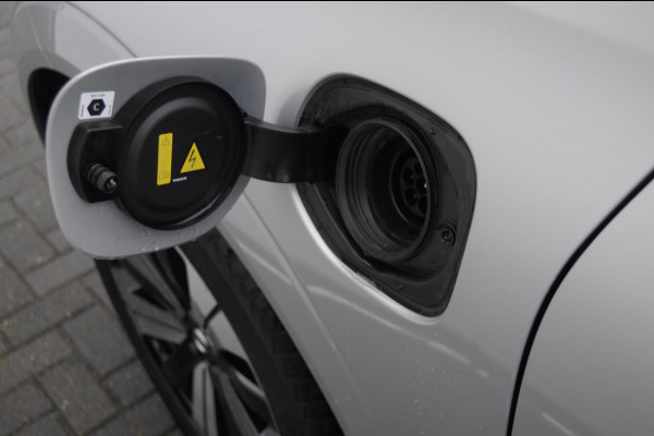 Volvo XC60 T6 350PK Automaat Plug-in hybrid AWD Plus Dark Panoramadak/ Cruise control/ Achteruitrijcamera/ Elektrisch bedienbare stoelen met geheugen/ Moritz leder/ Google infotainment/ Apple carplay/ Android auto/