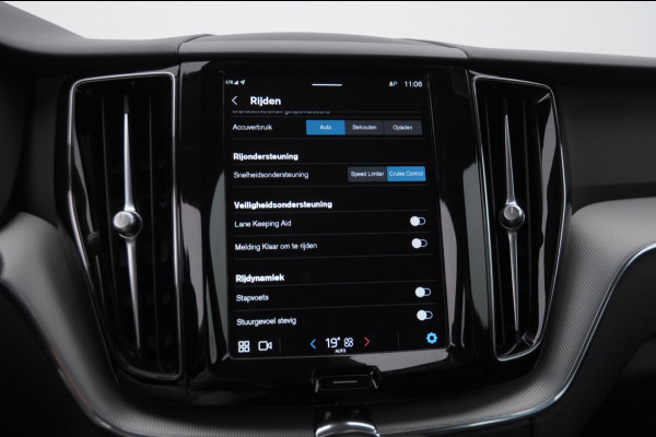 Volvo XC60 T6 350PK Automaat Plug-in hybrid AWD Plus Dark Panoramadak/ Cruise control/ Achteruitrijcamera/ Elektrisch bedienbare stoelen met geheugen/ Moritz leder/ Google infotainment/ Apple carplay/ Android auto/