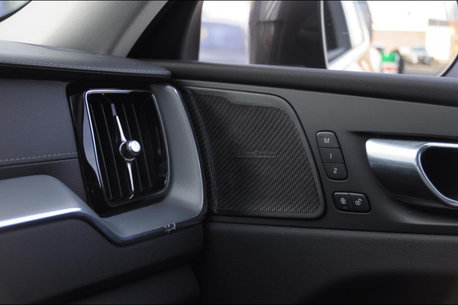 Volvo XC60 T6 350PK Automaat Plug-in hybrid AWD Ultra Bright Head-up display/ Harman Kardon audio/ BLIS/ Elektrischbedienbare stoelen met geheugen/ Moritz Leder/ Panoramadak/ Adaptive cruise control/ Pilot assist/ Apple Carplay/ Android auto/