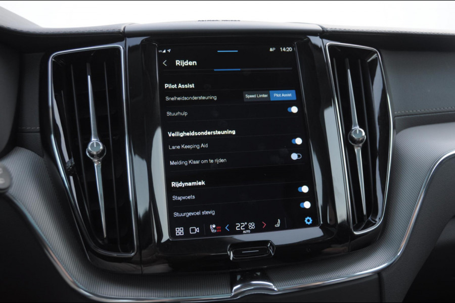 Volvo XC60 T6 350PK Automaat Plug-in hybrid AWD Ultra Bright Head-up display/ Harman Kardon audio/ BLIS/ Elektrischbedienbare stoelen met geheugen/ Moritz Leder/ Panoramadak/ Adaptive cruise control/ Pilot assist/ Apple Carplay/ Android auto/