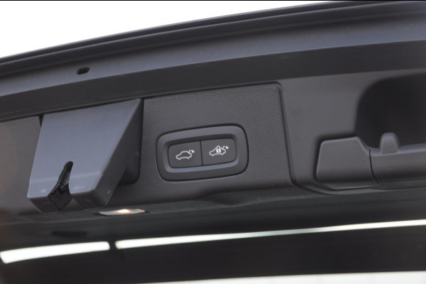 Volvo XC60 T6 350PK Automaat Plug-in hybrid AWD Ultra Bright Head-up display/ Harman Kardon audio/ BLIS/ Elektrischbedienbare stoelen met geheugen/ Moritz Leder/ Panoramadak/ Adaptive cruise control/ Pilot assist/ Apple Carplay/ Android auto/