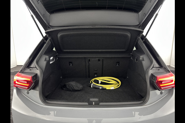 Volkswagen ID.3 First Max 58 kWh [ 3-Fase ] {SOH-92%} (INCL.BTW) *PANO | HEAD-UP | ADAPTIVE-CRUISE | FULL-LED | BLIND-SPOT | CAMERA | KEYLESS | MICROFIBRE | AMBIENT-LIGHT | NAVI-FULLMAP | DAB+ | ECC | HEATED-SPORTSEATS | DIGI-COCKPIT | 20"ALU*