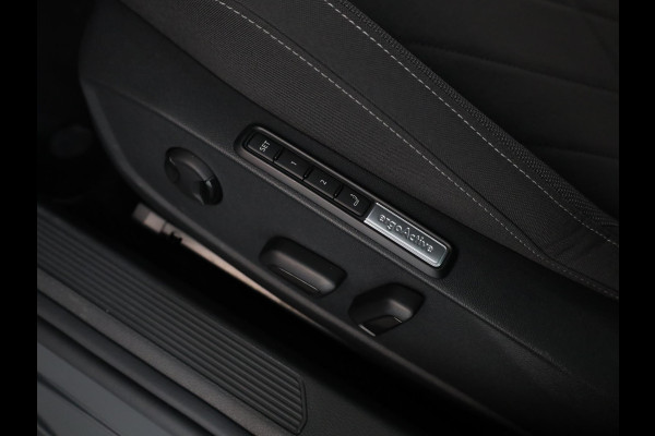 Volkswagen Golf 1.4 eHybrid Style 204 pk Automaat (DSG) | Navigatie via App | Parkeersensoren | Adaptieve cruise control | LED koplampen |