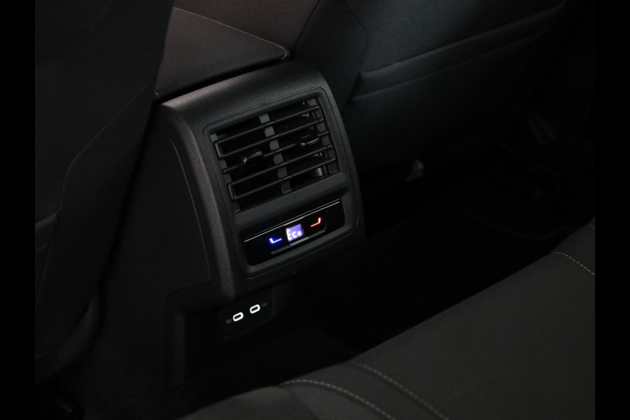 Volkswagen Golf 1.4 eHybrid Style 204 pk Automaat (DSG) | Navigatie via App | Parkeersensoren | Adaptieve cruise control | LED koplampen |