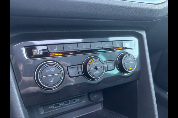 Volkswagen Tiguan 1.5 TSI ACT Highline Business R | Trekhaak | Pano | Stoelverwarming | Dodehoek Detector