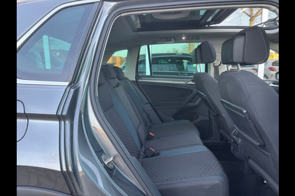Volkswagen Tiguan 1.5 TSI ACT Highline Business R | Trekhaak | Pano | Stoelverwarming | Dodehoek Detector