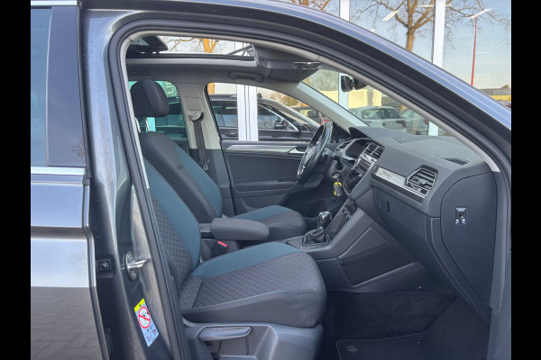 Volkswagen Tiguan 1.5 TSI ACT Highline Business R | Trekhaak | Pano | Stoelverwarming | Dodehoek Detector