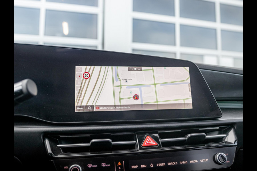 Kia Niro EV Plus 64.8 kWh l Lederlook bekleding l Stoelverwarming l El. verstelbare stoelen l
