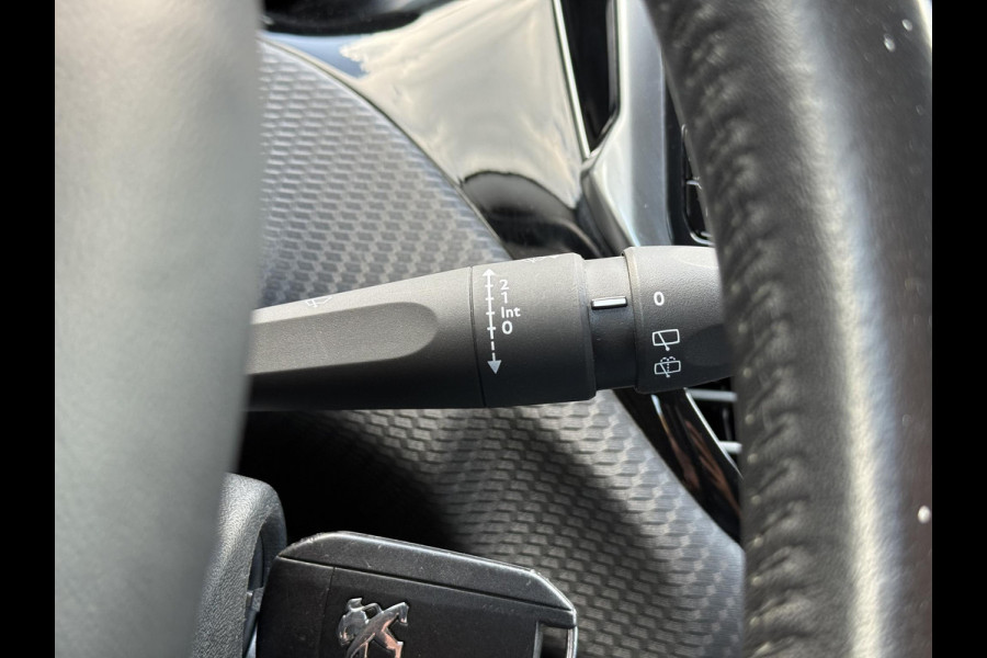 Peugeot 2008 1.2 PureTech Blue Lion 110pk,Trekhaak,2e Eigenaar,Navi,Automaat,Airco,Cruise,Lm velgen,Nieuwe Apk bij Aflevering